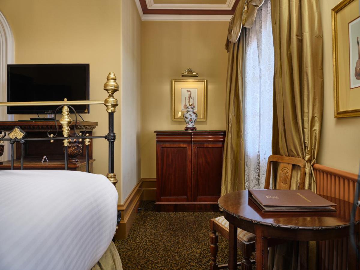 Craig'S Royal Hotel Ballarat Kültér fotó A room at the hotel