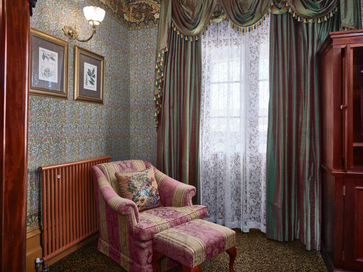 Craig'S Royal Hotel Ballarat Kültér fotó A room in the hotel
