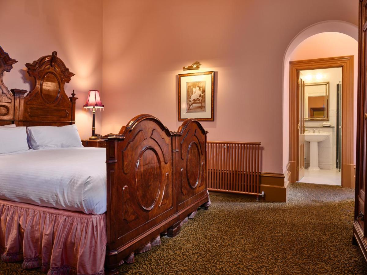 Craig'S Royal Hotel Ballarat Kültér fotó A bedroom at the hotel
