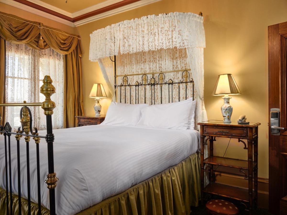 Craig'S Royal Hotel Ballarat Kültér fotó A guest room at the hotel