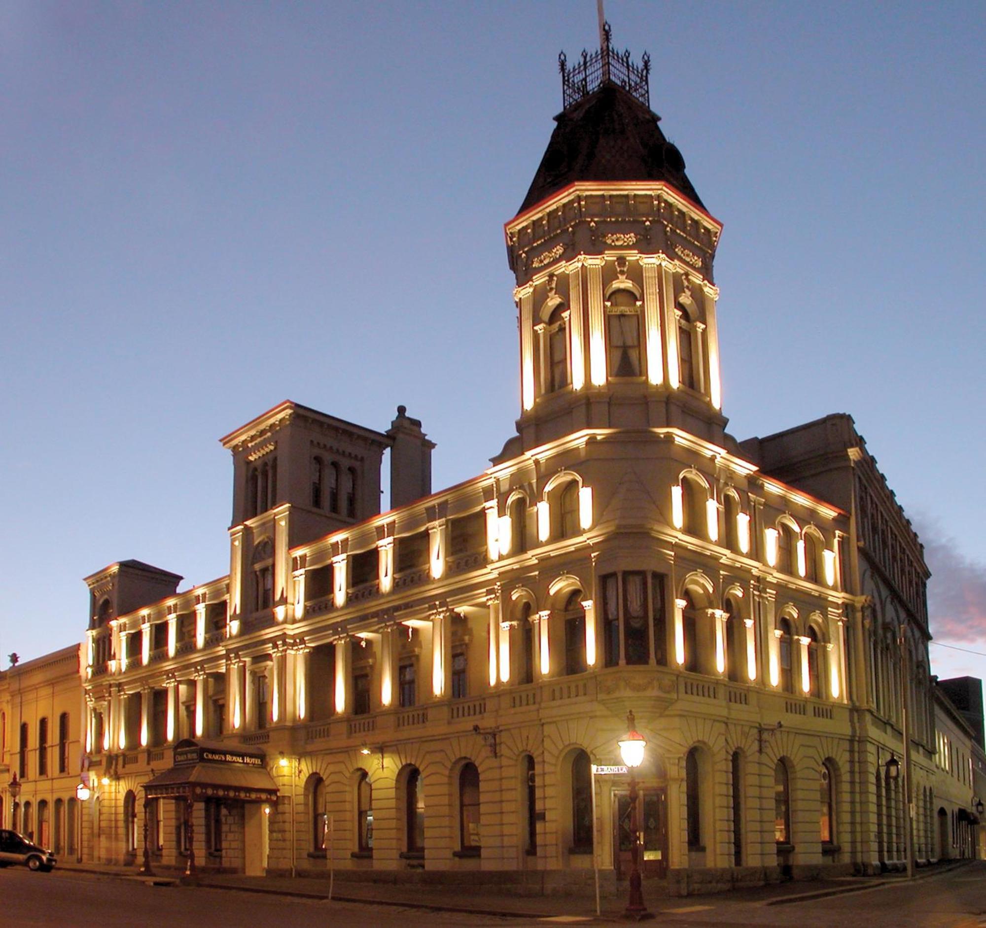 Craig'S Royal Hotel Ballarat Kültér fotó The Old Bank Hotel at night