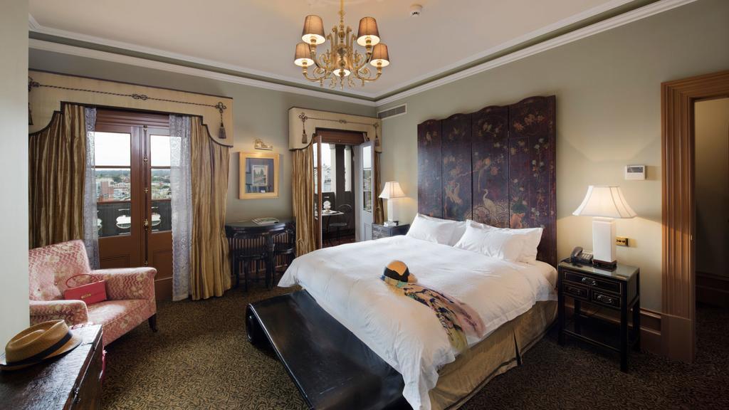 Craig'S Royal Hotel Ballarat Kültér fotó A guest room at the Hotel de la Paix