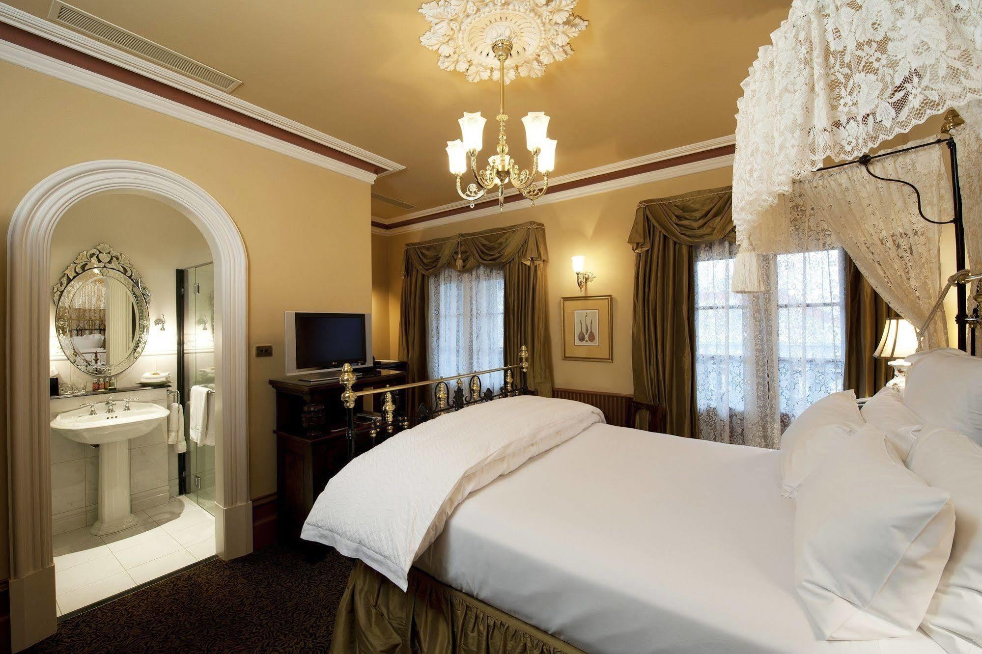 Craig'S Royal Hotel Ballarat Kültér fotó A room at the hotel