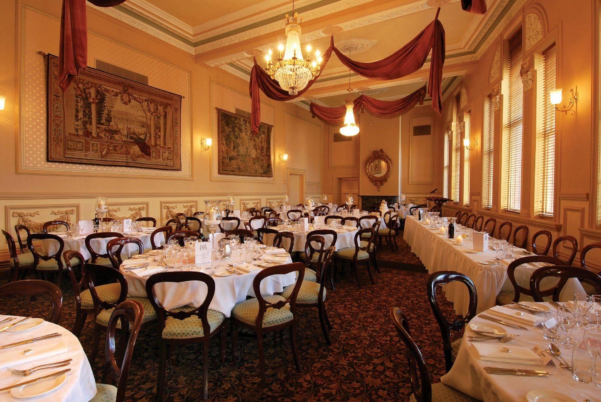 Craig'S Royal Hotel Ballarat Kültér fotó The restaurant's interior