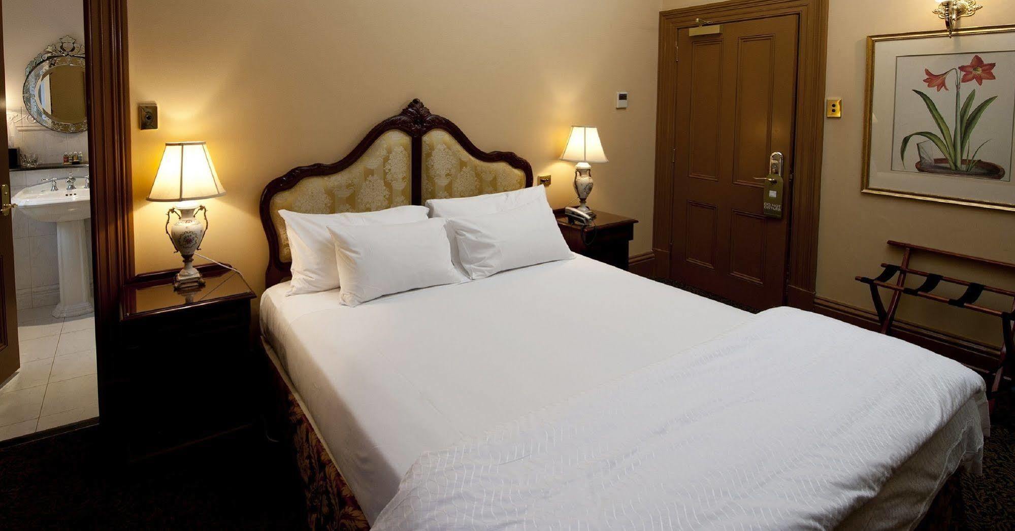 Craig'S Royal Hotel Ballarat Kültér fotó A bedroom at the hotel