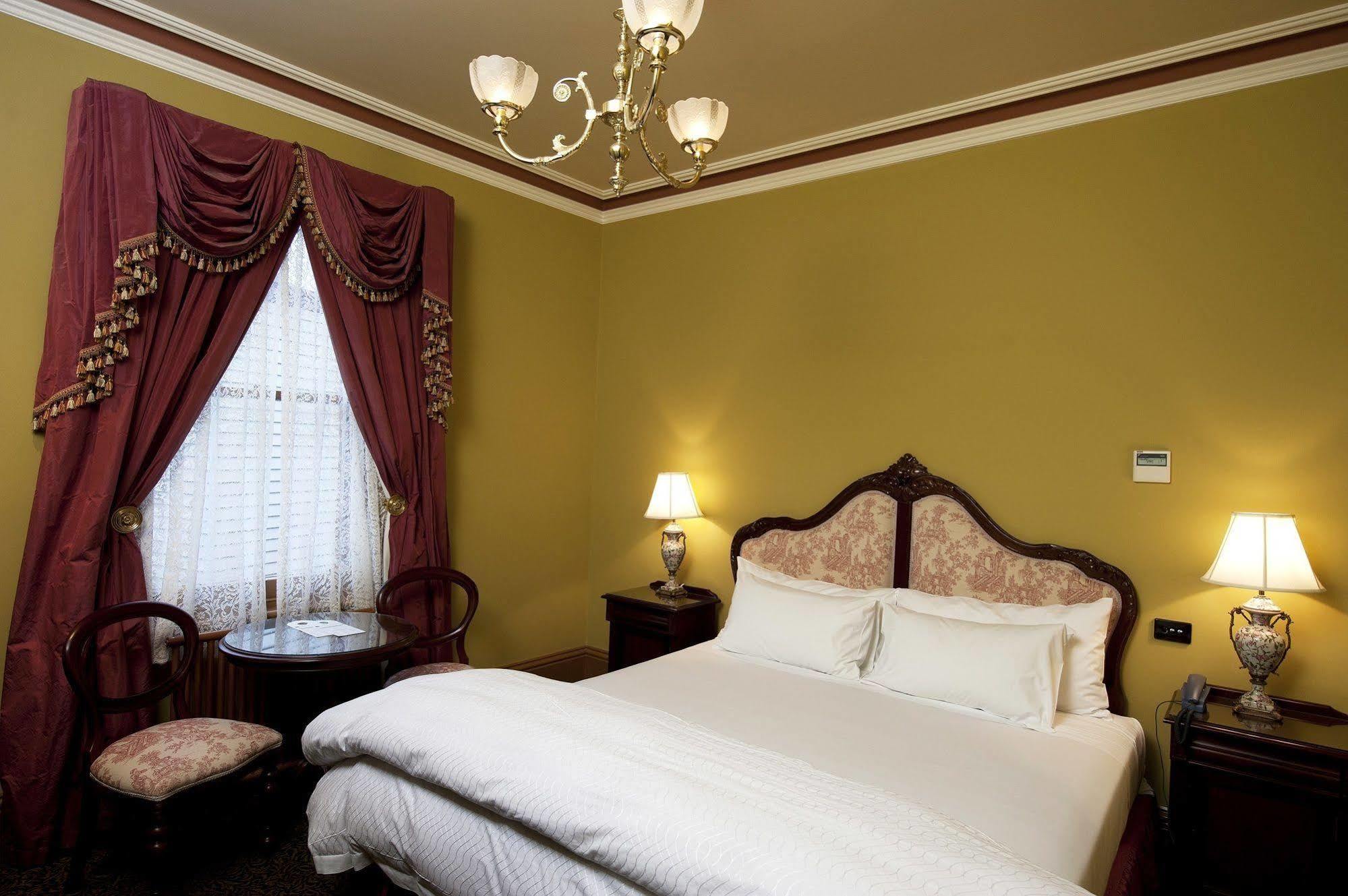 Craig'S Royal Hotel Ballarat Kültér fotó A room at the hotel